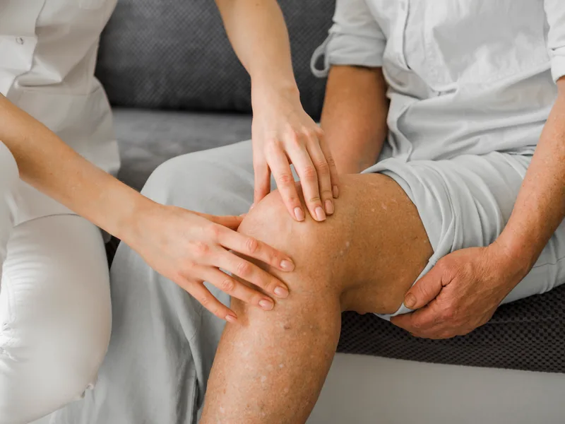 Chiropractic care for knee pain at Hans Chiropractic & Injury Center in Norcross